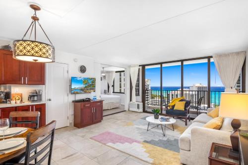 Waikiki Apartment | Inviting Oceanfront Condo with Scenic Views and Free Parking