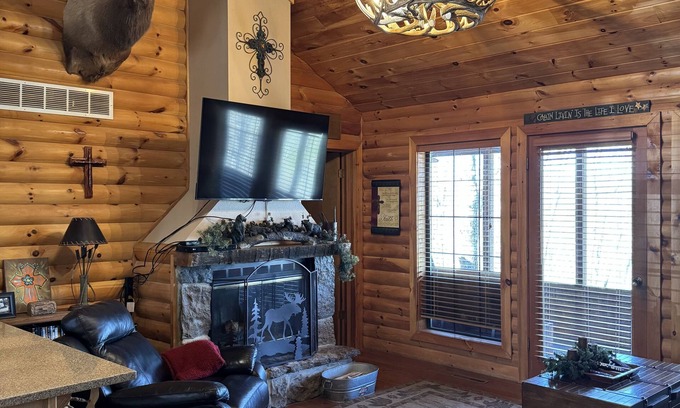 Notch Estates Cabin | Cozy Cabin Retreat with Screened Porch Near Branson