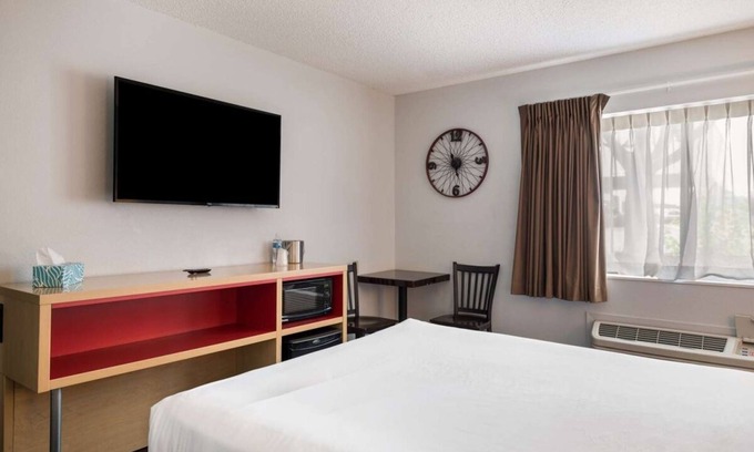 Ontario Hotel | Ideal Hotel with Indoor Pool, Pet-Friendly & Free Amenities