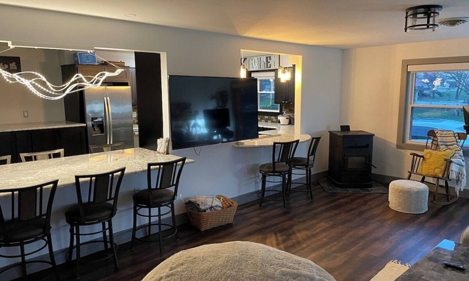 Arlington House | Pet-Friendly Haven: Ideal Stay for Your Visit