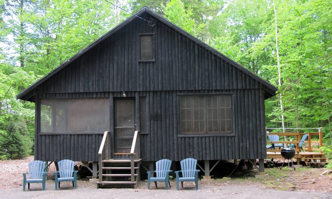 Belgrade Cabin | Rustic Log Cabin Retreat with Lake View & Breakfast Included