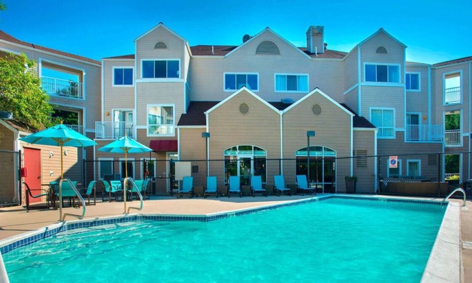 Westborough House | Great Relaxing Overnight Stay! Free Parking, Pets Allowed, Onsite Swimming Pool