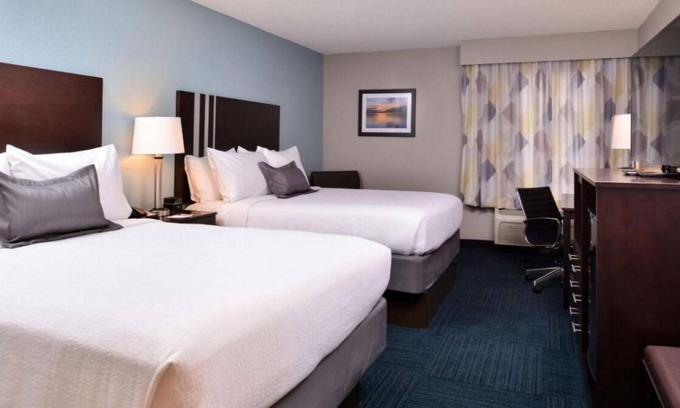 Blaine House | Great Relaxing Overnight Stay! Free Parking, Onsite Restaurant and Bar, Pool
