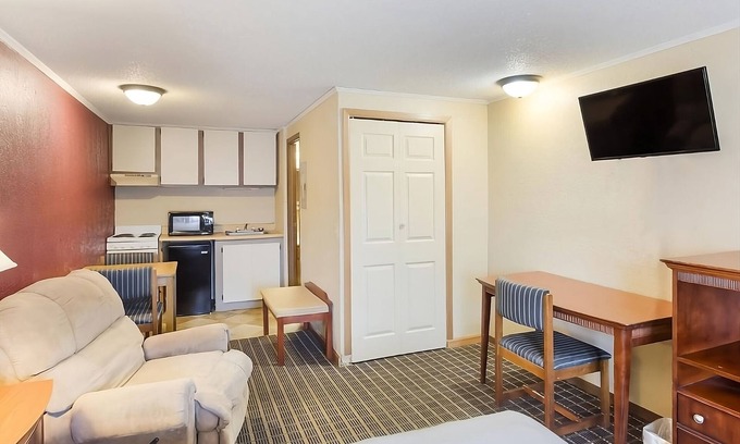 Summit Hotel | Relaxing Stay at Knights Inn Ashland with Pool & Pet-Friendly Amenities