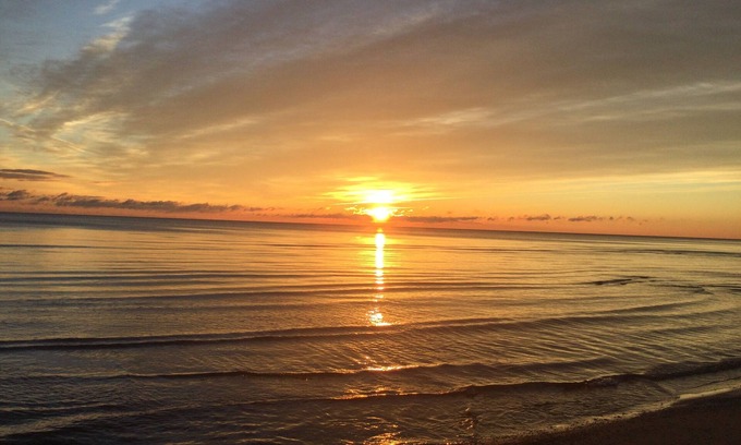 Au Gres House | Experience Sunrise Views at Great Sandy Beach Hotel