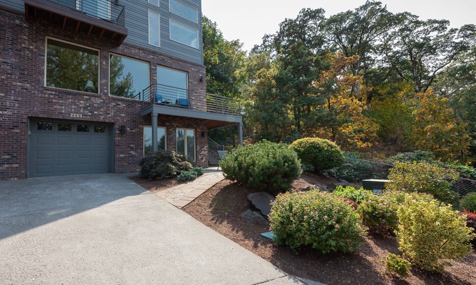Hood River House | Ideal Retreat for Groups: Hot Tub, Pool & Pet Friendly