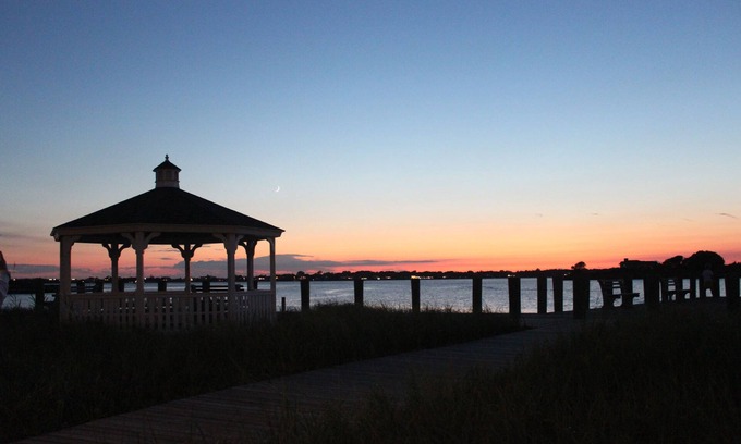 Quogue House | Ideal Hamptons Beach Getaway with Oceanfront Amenities