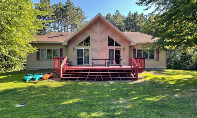 Necedah House | Guest Rated 10/10: Pet Friendly Lake House Retreat