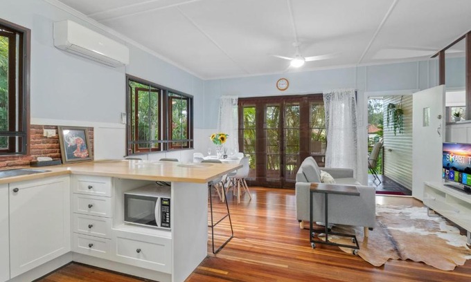 Holland Park West House | Convenient 3BD Retreat with High Guest Rating of 9/10