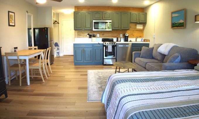 Granby Apartment | Budget-Friendly King Bed Studio with Pool & Spa Access