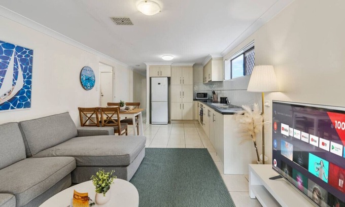 Robertson House | Great Value & Comfort Family Home 5 mins to Shops