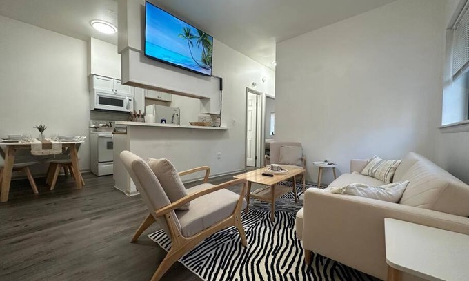 Rotterdam Apartment | Guest Rated 10/10: Luxe Style with Queen Beds & Parking!
