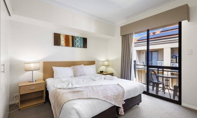 Northbridge Apartment | Relaxing Apartment in Northbridge with Pool & WiFi Access