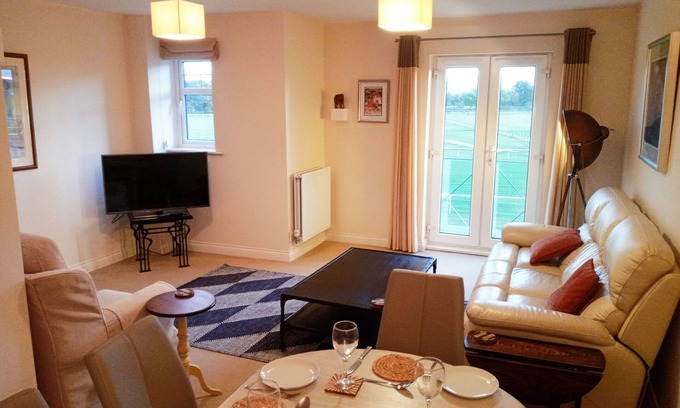 Stratford-upon-Avon House | Beautiful Views and Family-Friendly Comfort Steps from Town