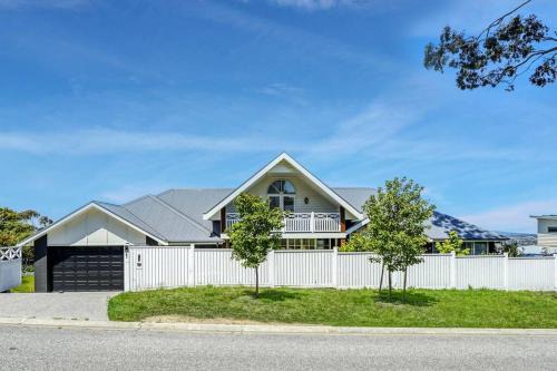 Mount Eliza House | Picturesque View House in Mt Eliza with Kitchen Amenities
