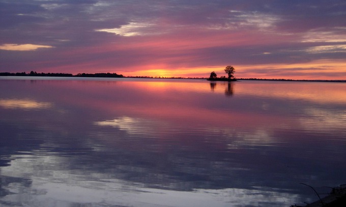 Consecon Cottage | Serene Waterfront Retreat in Prince Edward County Wine Country