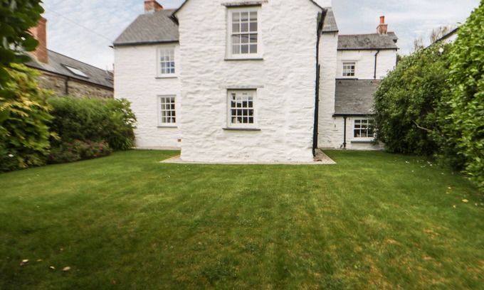 Crantock Cottage | Perfect Getaway at Great Western Farmhouse with Hot Tub