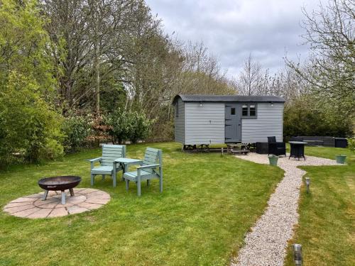 Sedlescombe House | Guest Rated 10/10 at Greatwood Shepherds Hut with Kitchen