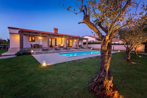 Kastelir-Labinci Villa | Grebac: 4-Star Hotel with Pool & Pet-Friendly Amenities