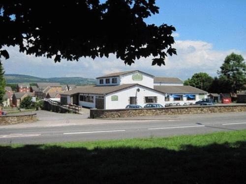 Pyle Hotel | Family-Friendly Green Acre Motel with Pool and Restaurant