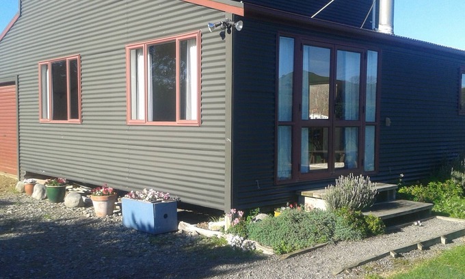 Gladstone House | Experience Green Barn: Family-Friendly Farm Stay in Gladstone