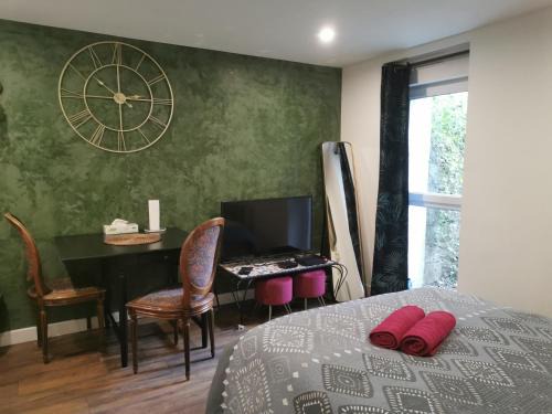 Foret Noire Apartment | Cozy Green Cellar Studio in Central Strasbourg