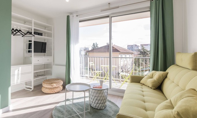 Croix Luizet Apartment | Cozy Studio with Balcony & Spa Near La Doua/INSA