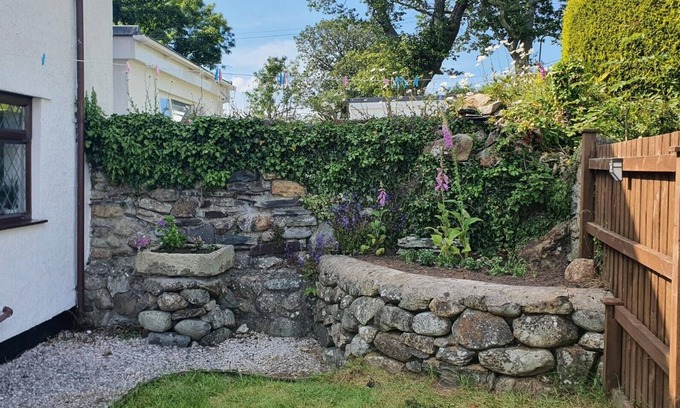 Bangor Cottage | Discover Green Cottage: Pet-Friendly & Family-Oriented Stay