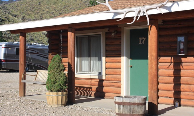 Wapiti Hotel | Family-Friendly Green Creek Inn with Kitchen & Breakfast
