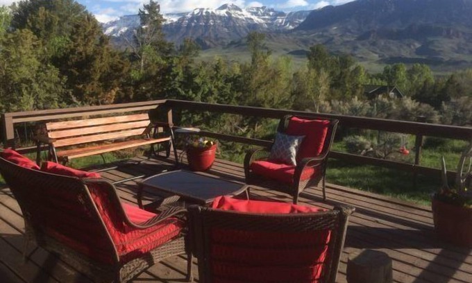 Wapiti House | Scenic Green Creek Retreat Near Yellowstone, Pet Friendly Haven