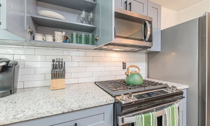 Hapeville Cottage | Inviting Green Door in Hapeville: Family-Friendly Retreat