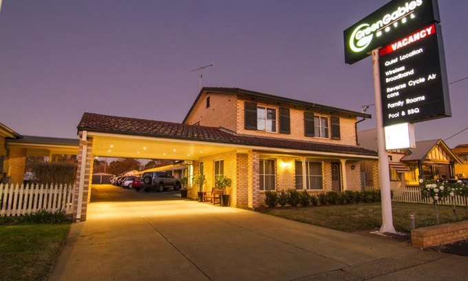 Dubbo Hotel | Welcoming Green Gables Motel: Pool, Breakfast & Family Friendly