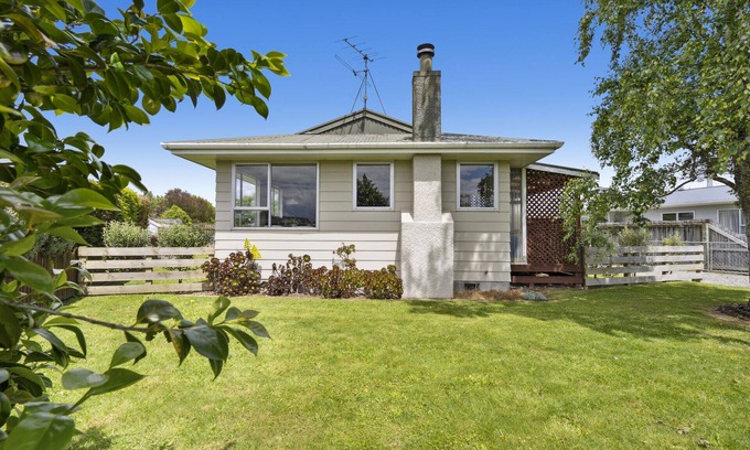 Carterton House | Family-Friendly Green Grove Holiday Home in Carterton