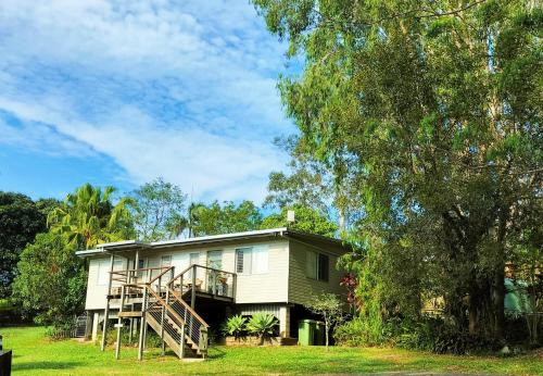 Kin Kin House | Explore Green Hill Cottage: Pet-Friendly Retreat in Noosa