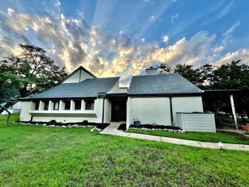 Lakeway House | Cozy Green House by Lake Travis with Pool and Ocean Views