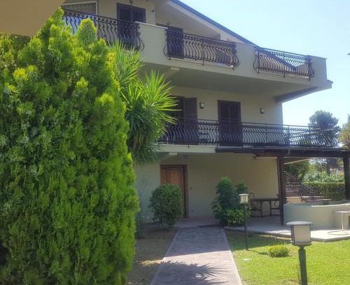 Fondi Bed & Breakfast | Cozy Green House: Family-Friendly with Breakfast & Hot Tub