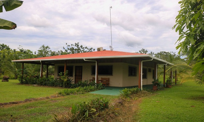 Canton Guatuso House | Family-Friendly Green House Near Río Celeste Awaits You