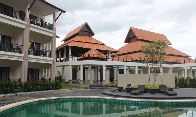 Chang Phueak Hotel | Affordable Green Lake Resort with Pool and Family Amenities