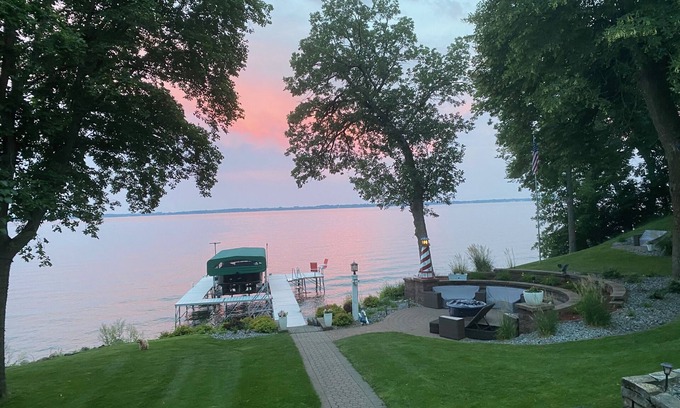 Spicer Condo | Green Lake Suite: 2 BR with Direct Lake Access & Amenities
