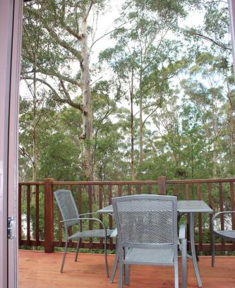 Denmark House | Inviting Green Leaves Cabin - 4-Star Child-Friendly Retreat