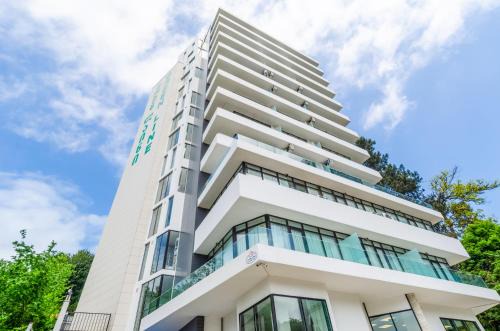 Mtsvane Kontskhi Apartment | Seaside Escape at Green Line: Oceanfront Bliss Awaits