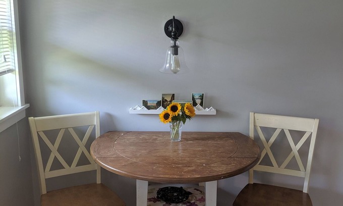Warren Condo | Pet-Friendly Green Mountain Getaway with Pool & Breakfast