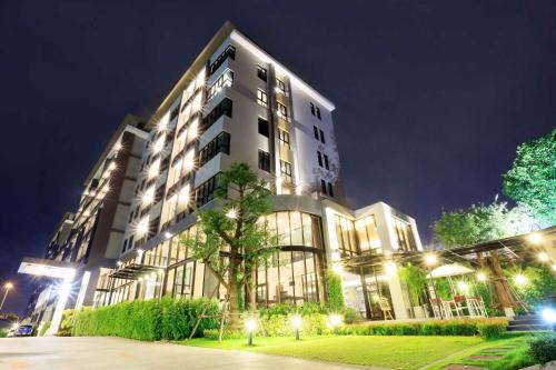 Ladprao Hotel | Relaxing Green Point Residence Hotel with Pool & Restaurant