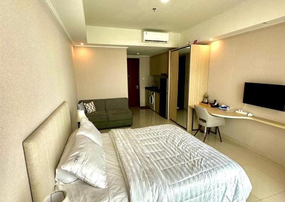 Jakarta Apartment | Unmatched Comfort at Green Sedayu Apartment b28 with Pool