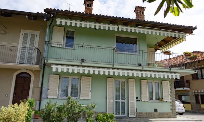 Diano d'Alba Apartment | Serene GREEN SUNNY Hotel with Garden in Nature's Embrace