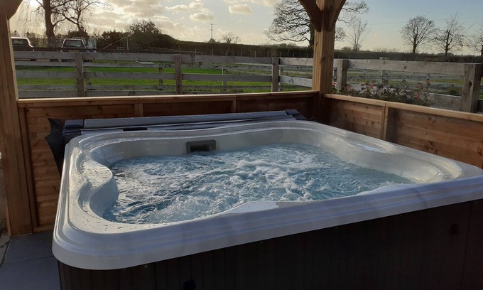 Welton Cabin | Idyllic Green View Lodges: Rated 10/10 with Spa & Breakfast