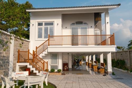 Cai Rang Villa | Inviting Green Villa - Ngôi Nhà Chung with Oceanfront Pool