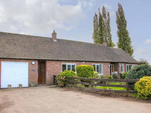 Ludlow House | Discover Greenacres: Pet-Friendly 4-Star Retreat