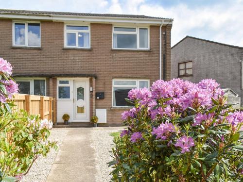 Torrington House | Inviting Greenbank Cottage: Family and Pet Friendly Retreat
