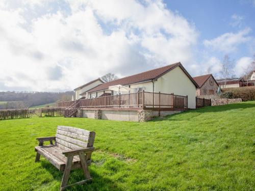Honiton House | Family-Friendly Greenfields with Pet Amenities Await You
